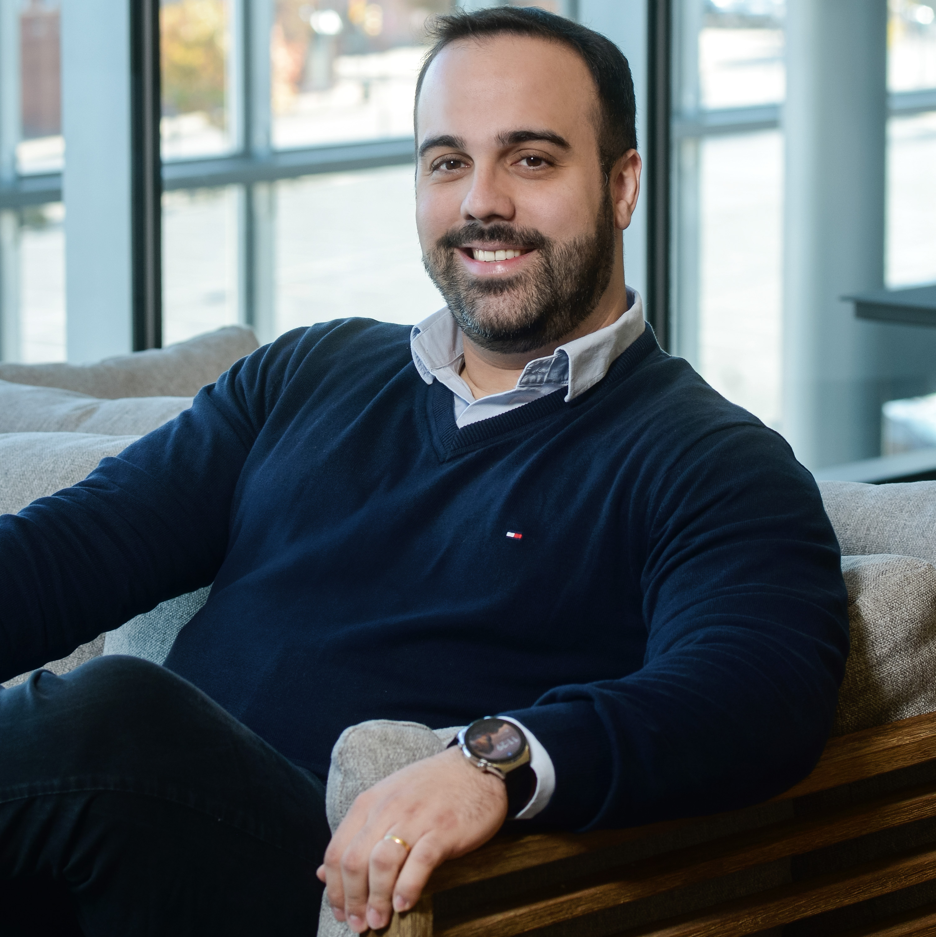 Foto de Diego Stone, com cabelos curtos e escuros, sorrindo e olhando diretamente para a câmera.